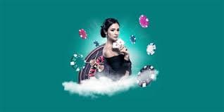 Người chơi Việt Nam thưởng thức game slot online trên điện thoại vào buổi tối